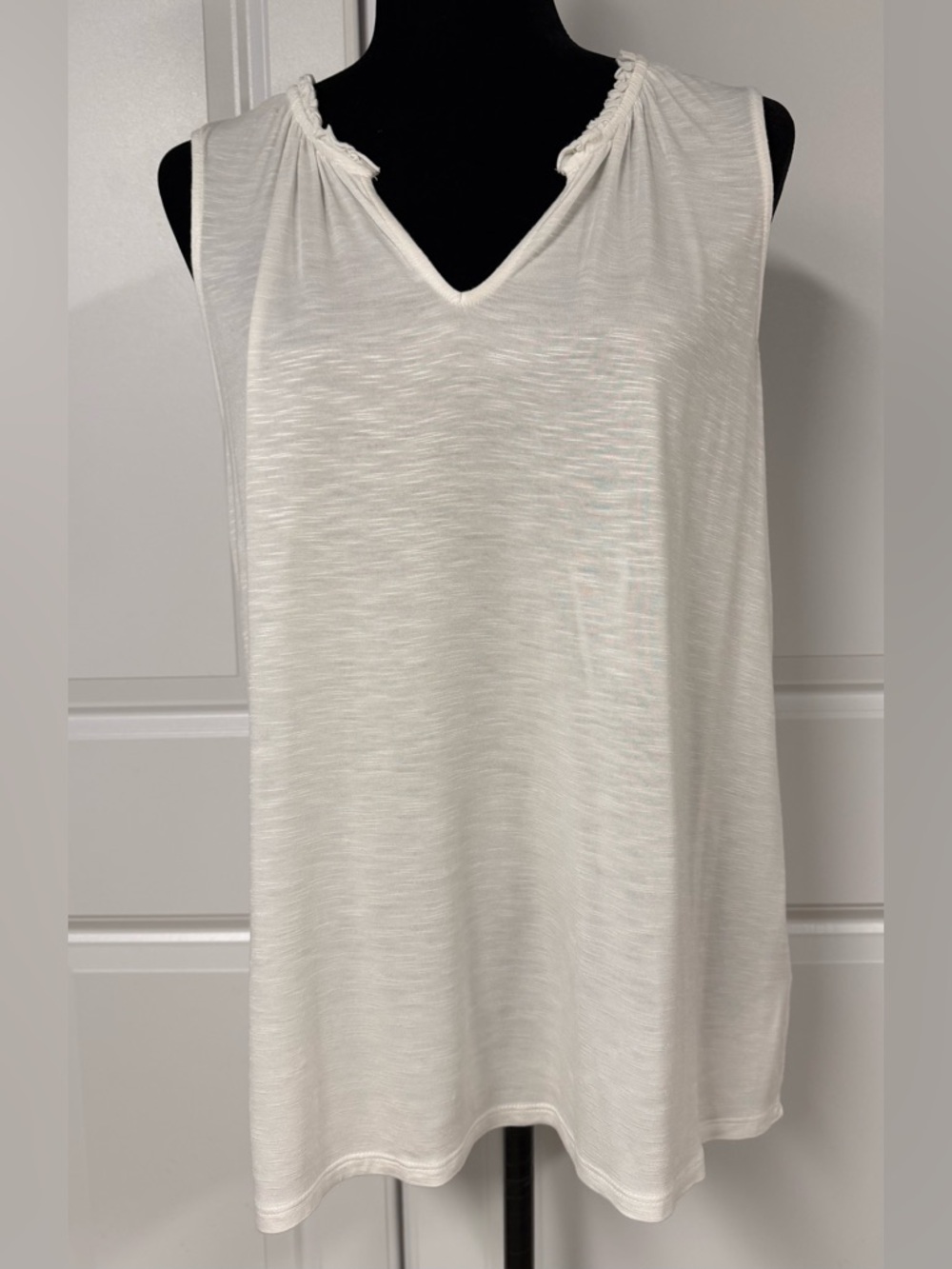 Simply Vera  Vera Wang Off White Sleeveless Tank Top